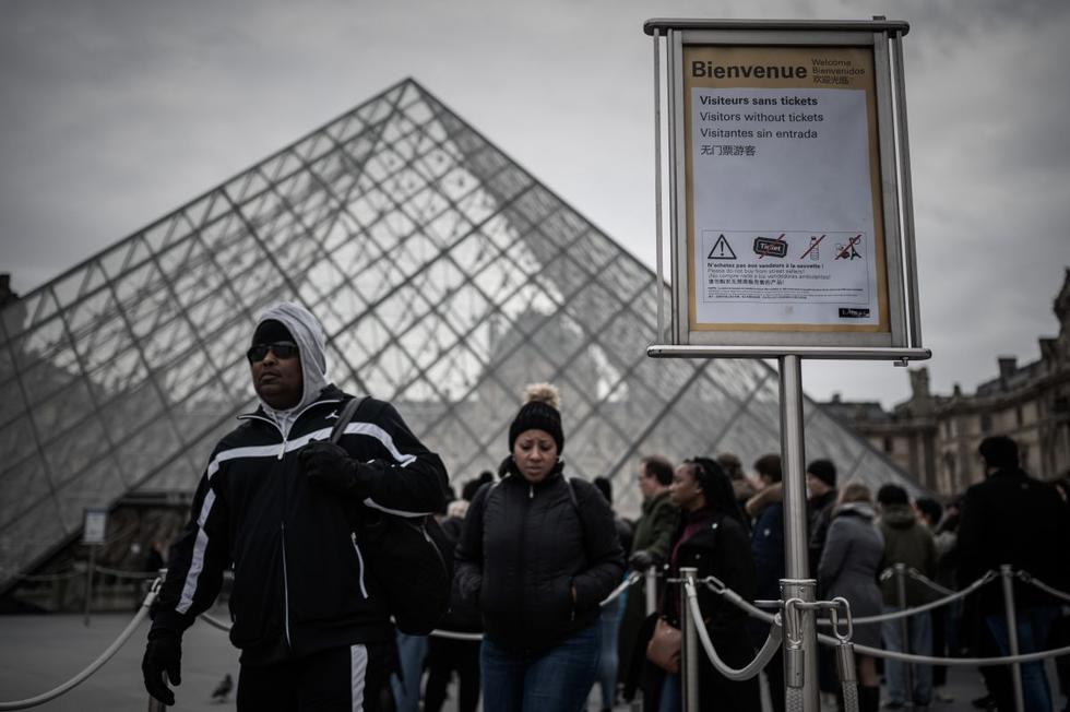 Visitantes hacen cola fuera de la Pirámide, la entrada principal del Museo del Louvre en París. (Foto: AFP)