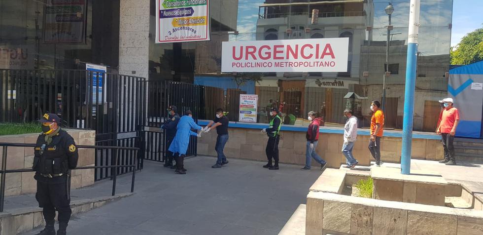 Arequipa. Decenas de policías se quedaron si poder pasar la prueba rápida debido a que estas se acabaron. (Fotos: Pedro Torres)