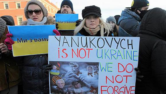 Ucranianos mostrando su malestar contra Viktor Yanukovich. (Reuterrs)