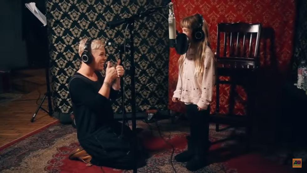 Pink y su hija cantan juntas ‘A Million Dreams’ en un encantador video | Foto: Captura del video de YouTube