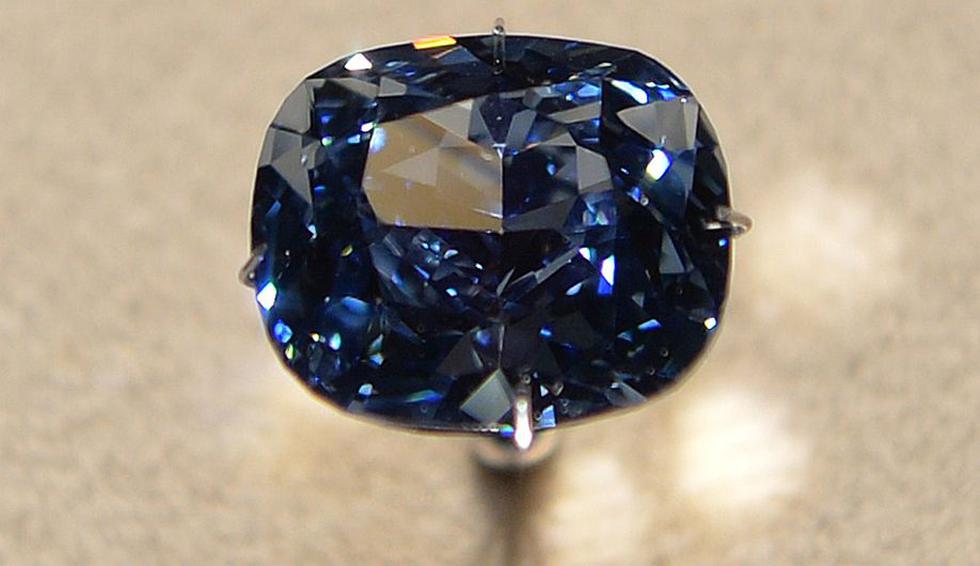 El excepcional diamante Blue Moon es expuesto en el Museo de Historia Natural de Los Ángeles. (AFP)