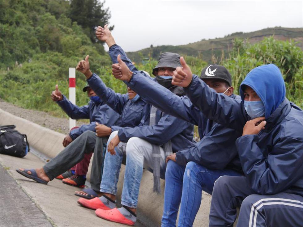 Se cuentan por miles los migrantes venezolanos que cada mes siguen cruzando de Colombia a Ecuador, y de Ecuador a Perú, en busca de un futuro por decenas de pasos ilegales que las autoridades no alcanzan a controlar: cuando destruyen uno, se abre otro. (Foto: EFE/ Xavier Montalvo)