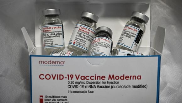 Esta foto muestra viales de la vacuna Moderna. (Foto: PHILIPPE LOPEZ / AFP)