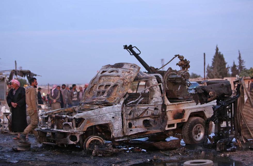 Vehículo destruido después de un ataque con coche bomba en un mercado local en la ciudad kurda siria de Tel Hal, en la frontera con Turquía. (Foto: AFP)