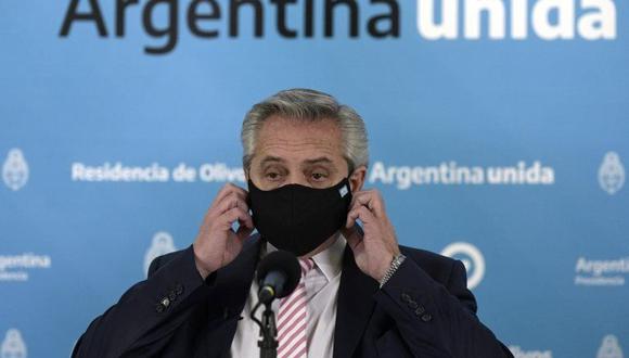 El presidente Alberto Fernández usando una mascarilla protectora y hablando sobre la pandemia de COVID-19. (Foto: Reuters)