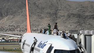 EE.UU. admite muertos durante caos en aeropuerto de Kabul para subir a aviones