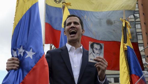 Estados Unidos lidera el respaldo a Juan Guaidó, quien se comprometió formalmente a encabezar un gobierno de transición que ponga fin al mandato de Maduro. (Foto: AFP)