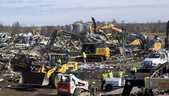 Los trabajadores se afanan en la destrucción de Mayfield Consumer Products Candle Factory después de que fuera destruida por un tornado con trabajadores adentro, en Mayfield, Kentucky, el 11 de diciembre de 2021. (Foto de John Amis / AFP)