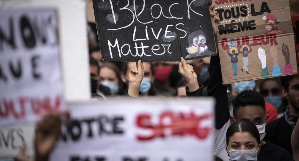 Un manifestante sostiene una pancarta que dice 'Black Lives Matter' en Toulouse, sur de Francia, el 3 de junio de 2020 durante una protesta contra la violencia policial y en memoria del fallecido ciudadano estadounidense George Floyd. (Lionel BONAVENTURE / AFP).