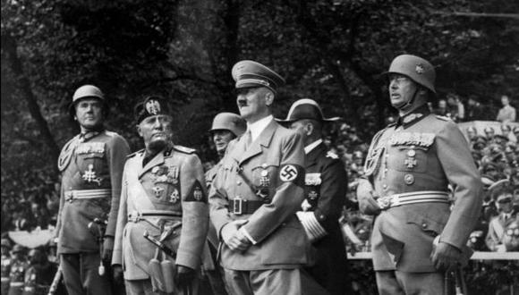Adolf Hitler acompañado de altos funcionarios nazis.