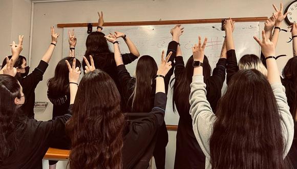 Una nueva generación de manifestantes, como estas niñas que se quitan el velo en clase a modo de protesta, ha tomado el relevo en Irán.