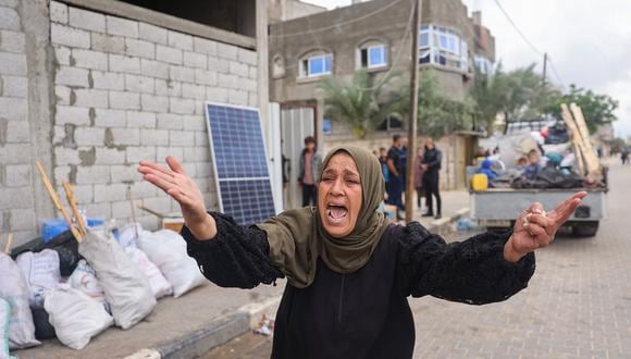 Una mujer reacciona mientras los palestinos desplazados en Rafah, en el sur de la Franja de Gaza, empacan sus pertenencias tras una orden de evacuación del ejército israelí el 6 de mayo de 2024. (Foto: AFP)