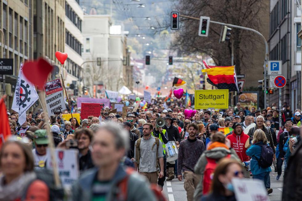 Miles de personas secundaron este sábado las protestas convocadas en Berlín, Stuttgart y otras ciudades alemanas por diversos grupos, entre ellos los ultraderechistas, contra las restricciones impuestas por la pandemia. (Texto y foto: EFE).