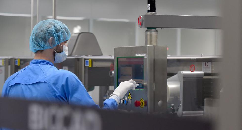 Imagen referencial. Un empleado que usa equipo de protección trabaja en la línea de producción de una compañía rusa, que está desarrollando su propia vacuna contra el nuevo coronavirus. (Foto: OLGA MALTSEVA / AFP).