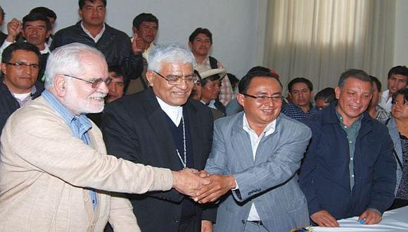 SE ESCUCHAN. Cabrejos y Santos presidieron primer encuentro para buscar solución al conflicto. (USI)
