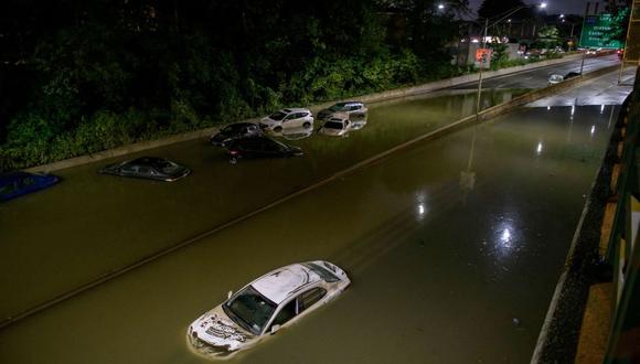 El agua de la inundación rodea a los vehículos después de fuertes lluvias en una autopista en Brooklyn, Nueva York, a principios del 2 de setiembre de 2021. (Ed JONES / AFP).