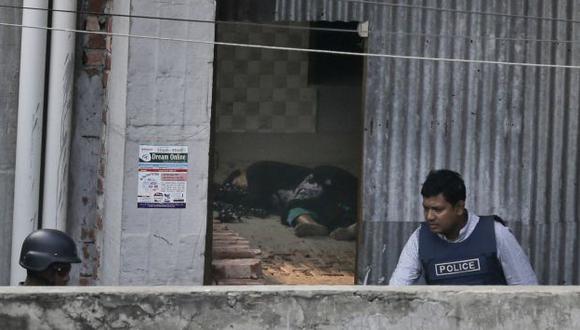 Mujer se estalla bomba en departamento en Daca. AP