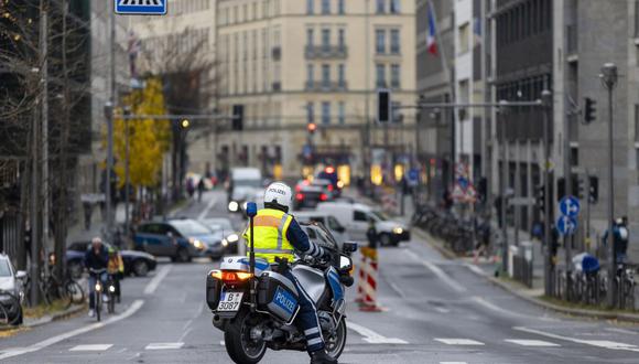 Se ve a un oficial de policía en su motocicleta mientras cierran una calle en Berlín el 19 de noviembre de 2021. (Foto de Odd ANDERSEN / AFP)