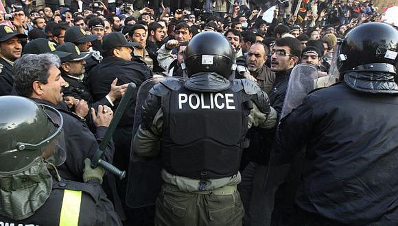 La Policía iraní tuvo problemas para contener la manifestación contra el Reino unido. (AP)