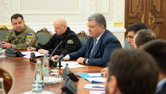 El presidente de Ucrania, Petro Poroshenko, dirige la reunión del Consejo de Seguridad Nacional y Defensa en Kiev tras el incidente naval con Rusia. (Foto: EFE)