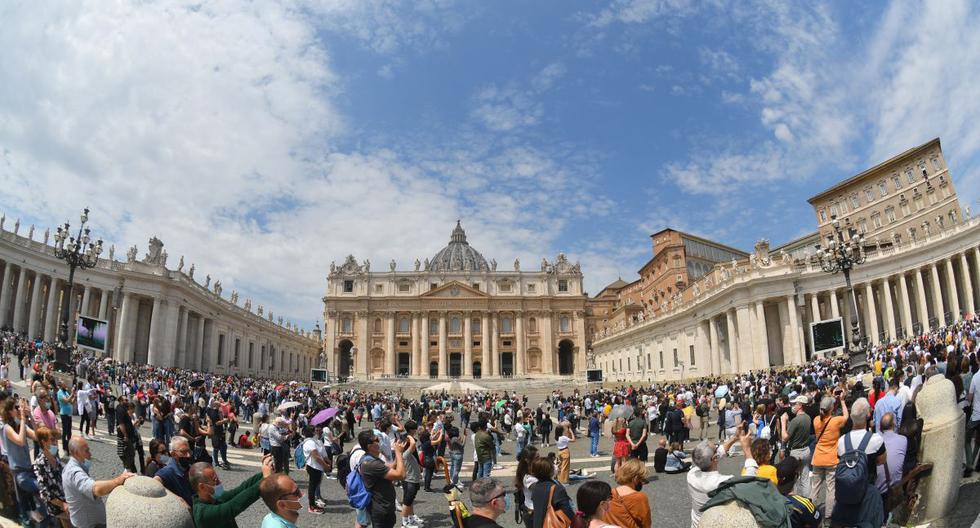 Imagen referencial. La gente asiste a la oración semanal del Ángelus del Papa en la Plaza de San Pedro el 30 de mayo de 2021 en el Vaticano. (Alberto PIZZOLI / AFP).