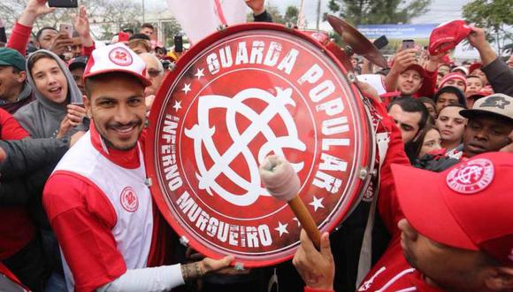Paolo Guerrero cogió el bombo de los hinchas (Foto: Internacional).