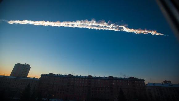 El meteorito dejó una enorme estala de nubes en los Urales. (AP)