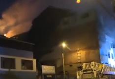 Se reaviva incendio en almacén del Centro de Lima