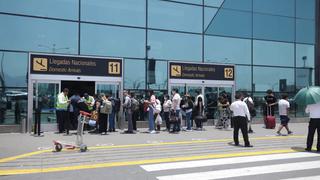Sigue la pesadilla: Decenas de pasajeros varados en el aeropuerto tras suspensión de vuelos de Viva Air