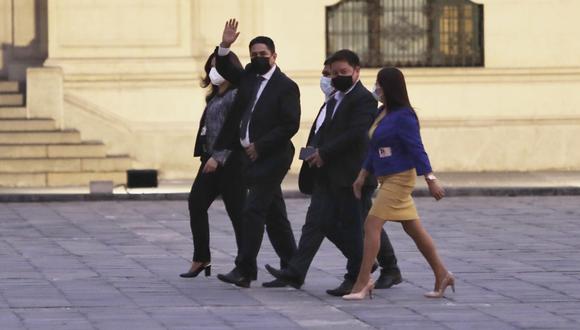 Vladimir Cerrón arribó a Palacio de Gobierno acompañado de los congresistas Guido Bellido, Jaime Quito y Kelly Portalatino. Foto: GEC