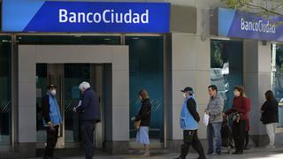 Largas colas de jubilados frente a bancos en plena cuarentena en Argentina [FOTOS]