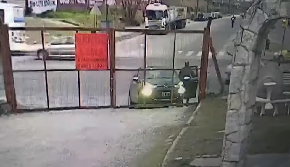 Un hombre se baja a abrir un portón y le roban el auto en segundos a sus espaldas. Ocurrió en Córdoba, Argentina. (YouTube)