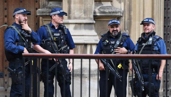Varios policías vigilan en los alrededores del Parlamento en Londres tras el atropello registrado en el que tres personas resultaron heridas, según informaron las fuerzas del orden. (Foto: EFE)