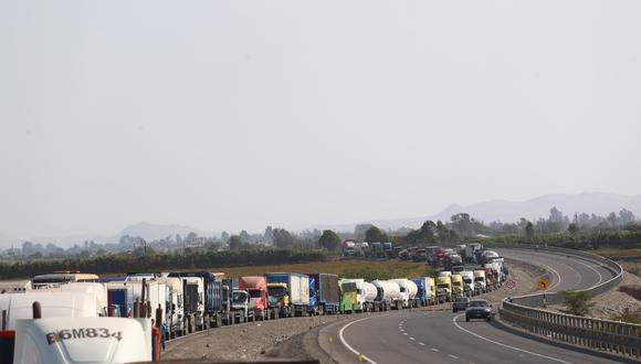 Colas interminables de camiones y buses en la panamericana sur km 247. Por el paro de trabajadores del sector agrario. Pisco. Foto: Alessandro Currarino / @photo.gec