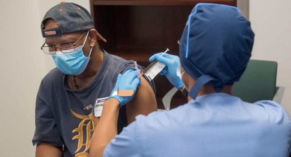 Un voluntario recibe una vacuna de Moderna contra el coronavirus COVID-19 el 5 de agosto de 2020 en Detroit, Michigan. (AFP).