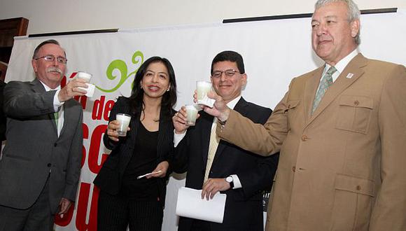 Ministra de la Producción Gladys Triveño, preside brindis por el Día del Pisco Sour. (Andina)