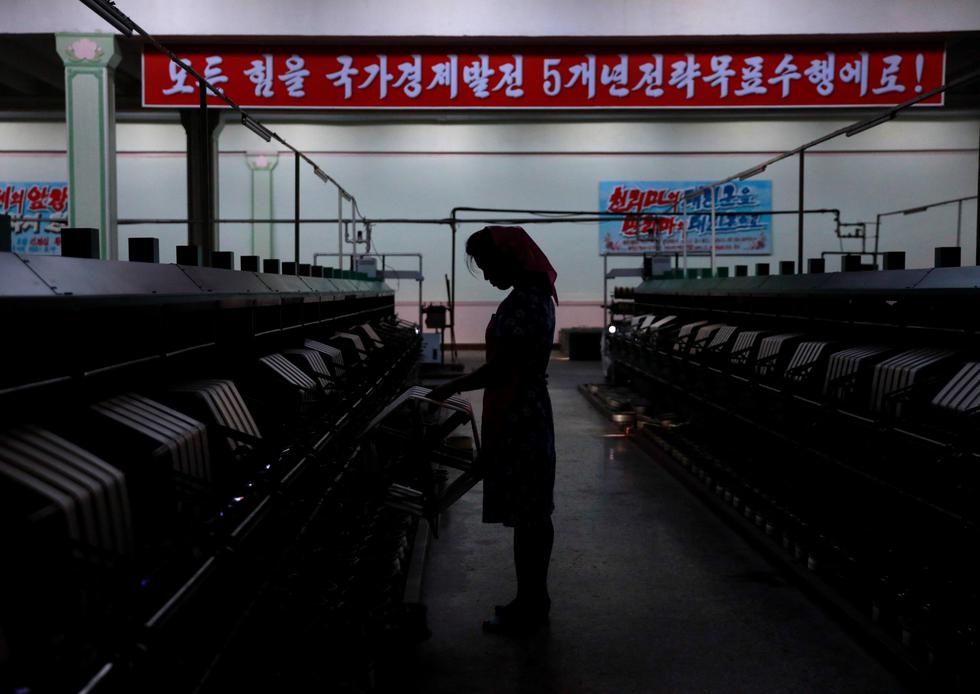 La organización Human Rights Watch (HRW) publicó hoy, 1 de noviembre de 2018, un informe que incluye más de un centenar de testimonios para documentar como nunca antes los abusos y violencia sexual que sufren a diario las norcoreanas y su total indefensión ante semejante panorama. EFE