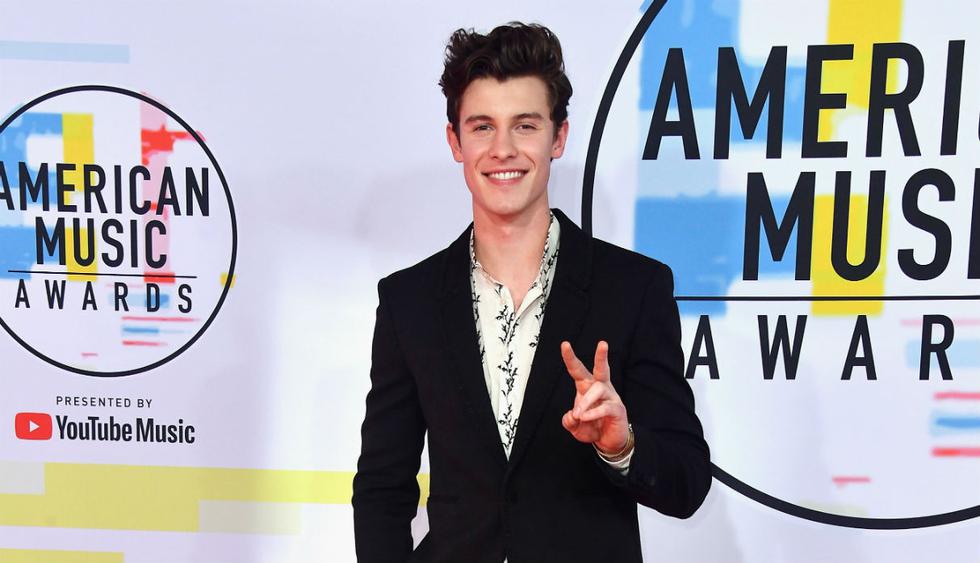 Shawn Mendes llegó a la alfombra roja con un look bastante causal a la ceremonia de los American Music Awards 2018. (Foto: AFP)