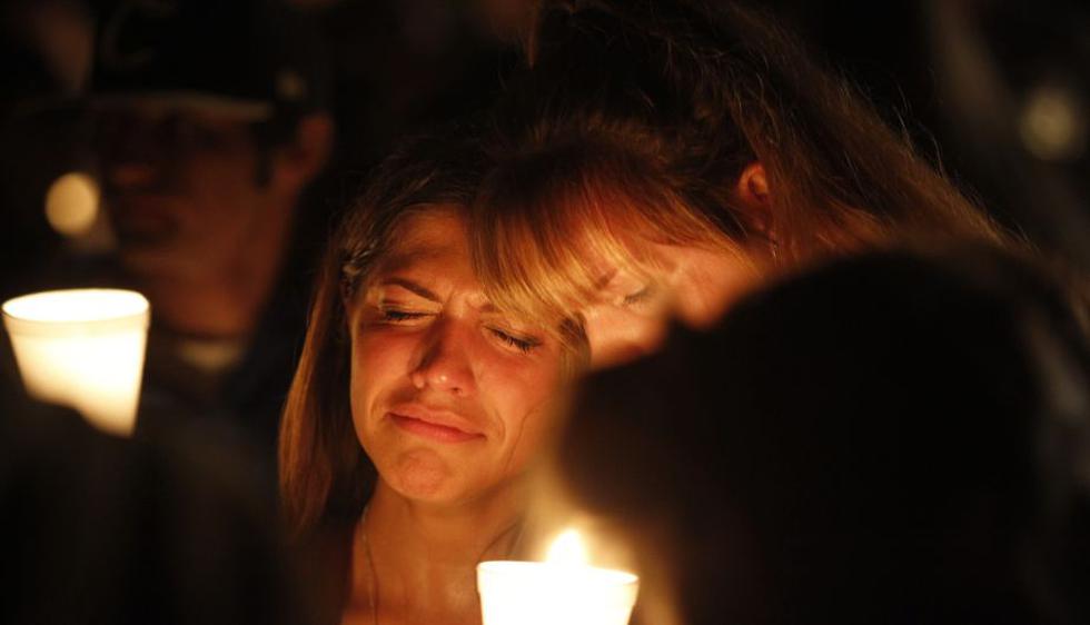 La gente evidentemente afectada por la matanza. Una viligia se realizó en Roseburg, Oregon. (AFP)