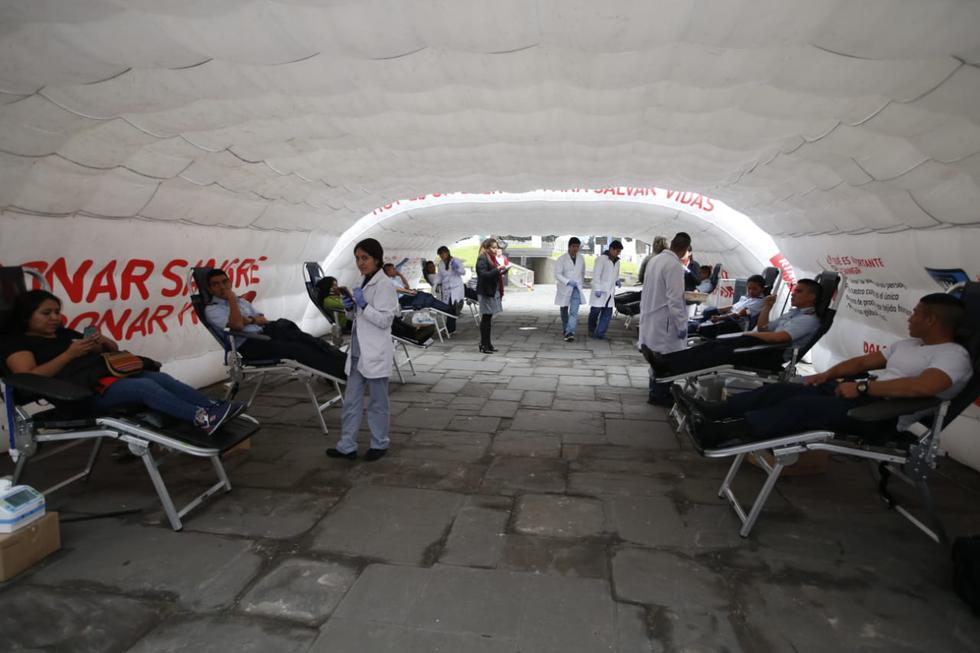 Desde las 9:00 a.m. se realiza la campaña de donación de sangre en la Plaza Bolívar del Congreso de la República. (Foto: Mario Zapata)
