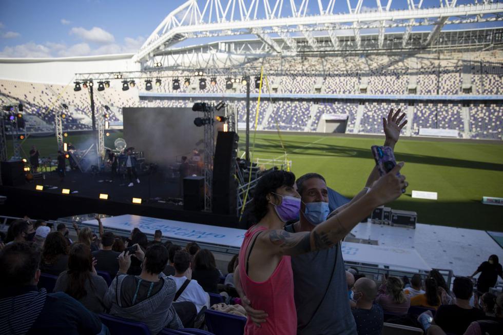 Centenares de personas vacunadas contra el coronavirus pudieron asistir el viernes a un concierto al aire libre organizado por el ayuntamiento de la ciudad de Tel Aviv (Israel), el primero desde el inicio de la pandemia. (Texto: AFP / Foto: AP).
