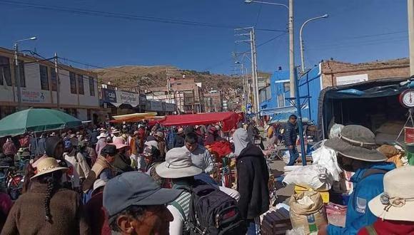 Una larga caravana de vehículos traslada a cientos de comuneros aimaras hacia la ciudad de Lima.