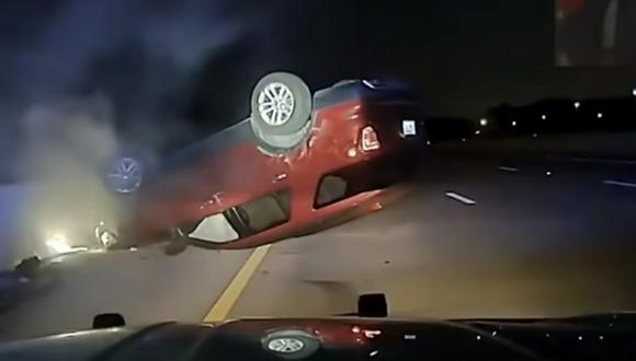 Vehículo acabó llantas arriba y accidentado tras la maniobra de un policía en Arkansas (Estados Unidos). (Foto: captura de pantalla | World News | YouTube).