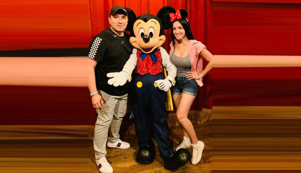 Rosángela Espinoza conoció a Mickey Mouse y recibió el 2019 en Disney junto a su novio. (Foto: @rosangelaeslo)