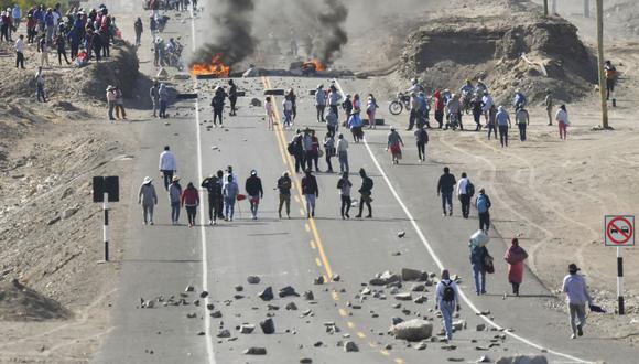 El 12 de enero de 2023, manifestantes bloquearon la carretera Panamericana en La Joya, Arequipa, para exigir la renuncia de la presidenta peruana Dina Boluarte. (Foto de Diego Ramos / AFP)