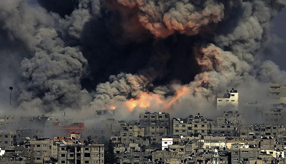 Al menos un centenar de palestinos murieron hoy en bombardeos en Gaza, en la que es hasta ahora la jornada más sangrienta de la ofensiva bélica emprendida por Israel el 8 de julio. (EFE)