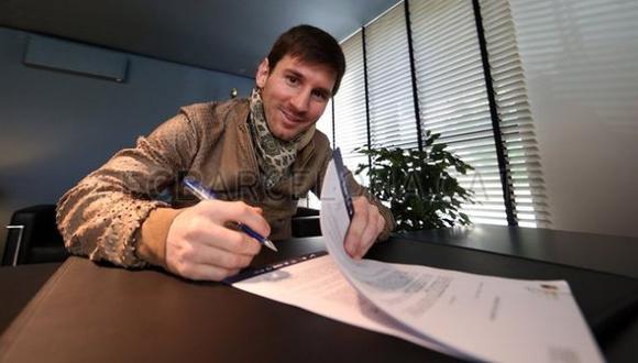 PAPELITO MANDA. Lionel Messi firmó ayer su sexta renovación de contrato con el Barcelona. (FC Barcelona)