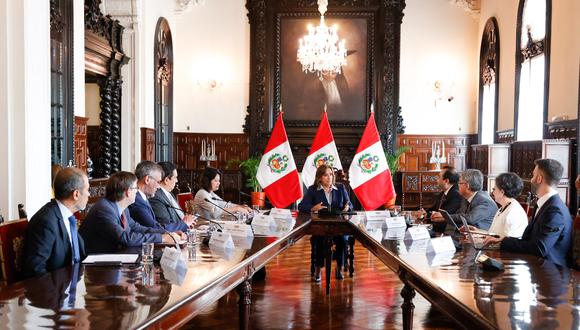 La presidenta Dina Boluarte se reunió con la delegación en el Salón Túpac Amaru de Palacio de Gobierno. (@photo.gec)