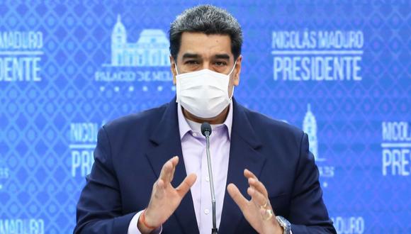 Imagen de la hoja publicada por la Presidencia venezolana que muestra al presidente de Venezuela, Nicolás Maduro, con una máscara facial mientras habla durante un anuncio televisado, en el Palacio Presidencial de Miraflores en Caracas.  (AFP/PRESIDENCIA VENEZOLANA).