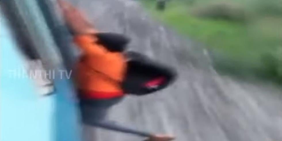 Este muchacho se aferró a la vida colgándose de un tren hasta que consiguió llegar a tierra para saltar. (Foto: captura)
